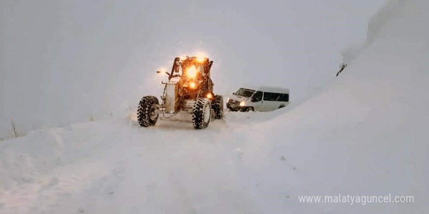 Erzincan’da kar ve tipiden 200 köy yolu ulaşıma kapandı