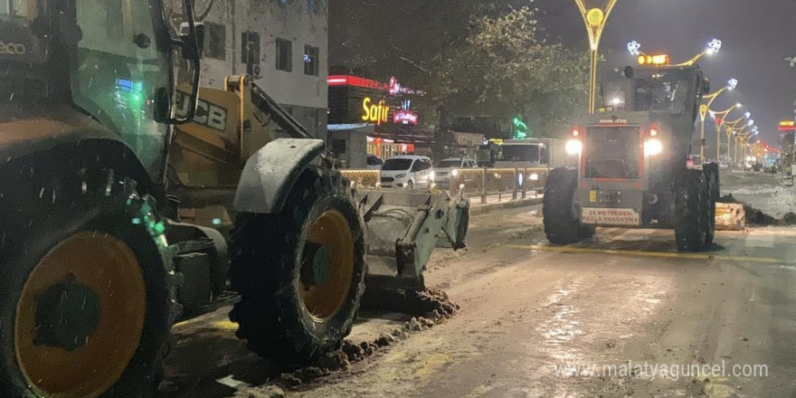 Erzincan’da karla mücadelede yoğun mesai