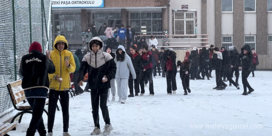 Erzincan’da okullarda kartopu şenliği yaşandı