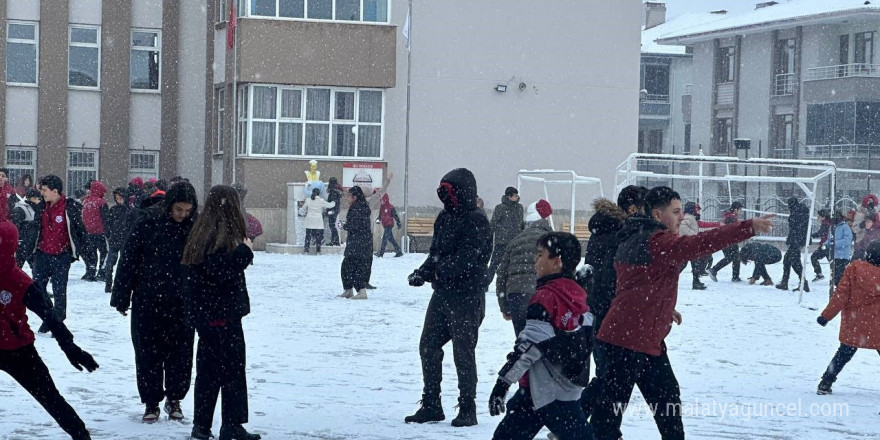 Erzincan’da okullarda kartopu şenliği yaşandı