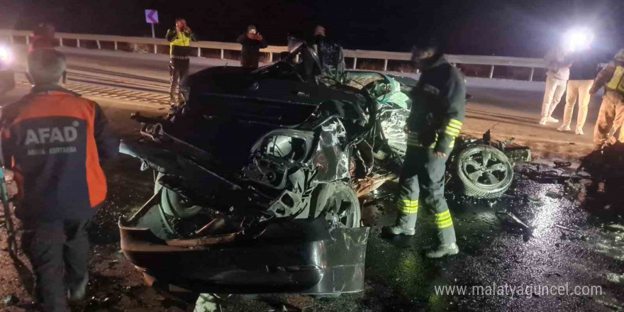 Erzincan’da otomobil ile tır çarpıştı: 3 ölü, 1 yaralı