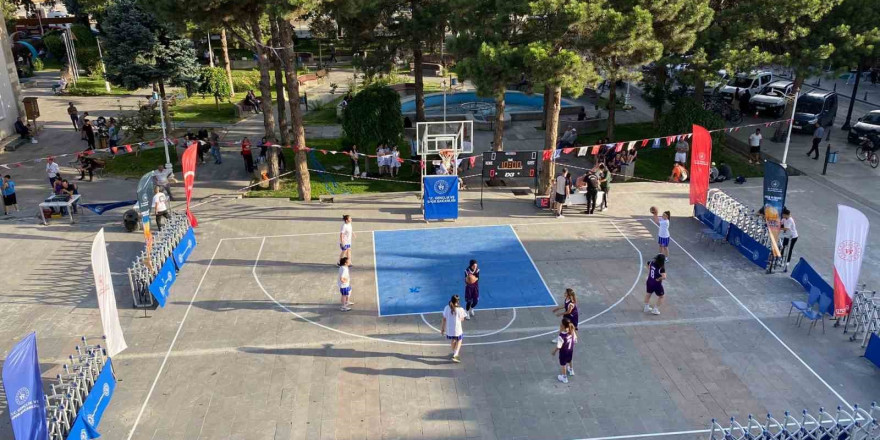 Erzincan’da sokaklar basketbol sahasına döndü