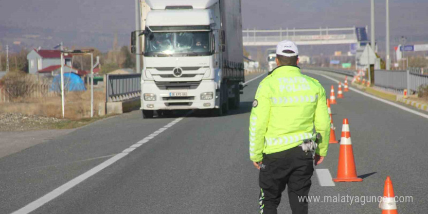 Erzincan’da trafik ekiplerinden zorunlu kış lastiği denetimi