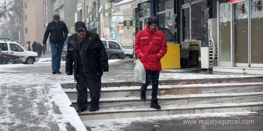 Erzincan’da vatandaşın buz ile imtihanı gülümsetti