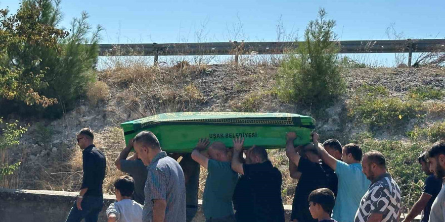 Erzincan’daki kazada ölen Uşaklı ailenin oğlu son yolculuğuna uğurlandı