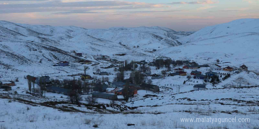 Erzincan’ın yüksek kesimlerinde kar yağışı etkili oldu