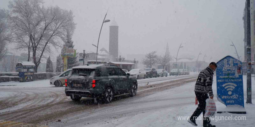 Erzurum beyaza büründü