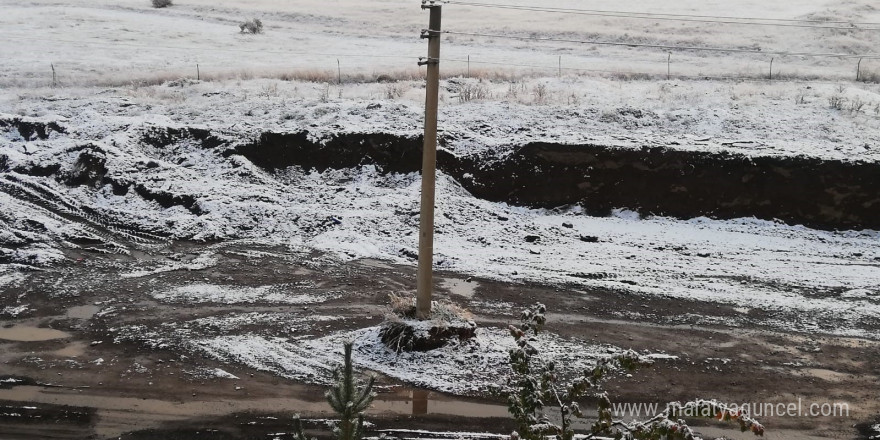 Erzurum kent merkezine mevsimin ilk karı yağdı