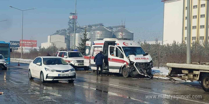 Erzurum’da ambulanslarında karıştığı trafik kazası: 9 yaralı