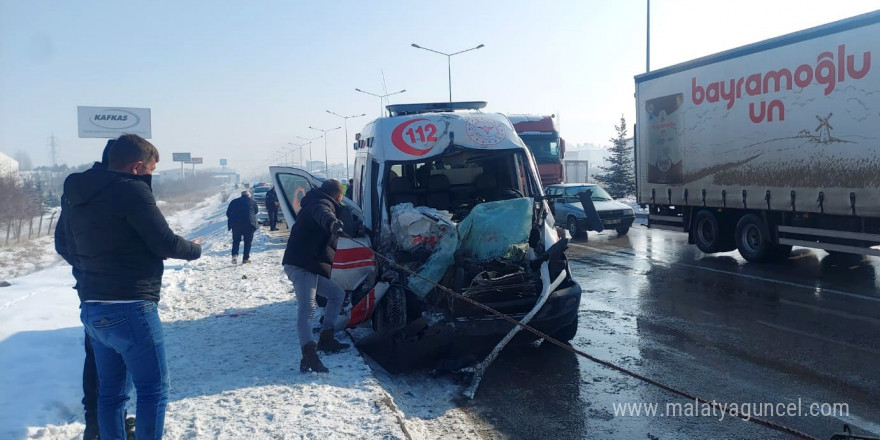 Erzurum’da ambulanslarında karıştığı trafik kazası: 9 yaralı