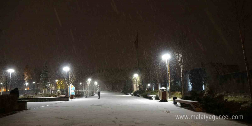 Erzurum’da beklenen kar yağışı başladı