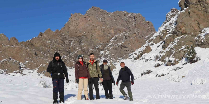 Erzurum’da doğaseverler soğuk havalarda keklikleri unutmadı