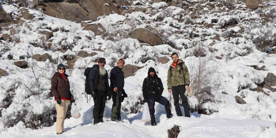 Erzurum’da doğaseverler soğuk havalarda keklikleri unutmadı