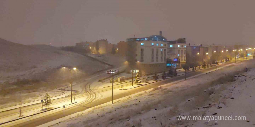 Erzurum’da kar yağışı etkili oluyor