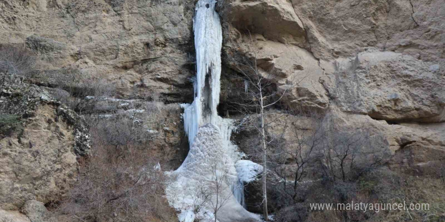 Erzurum’da şelaleler buz tuttu