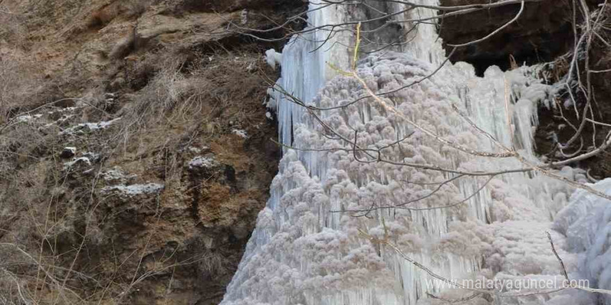 Erzurum’da şelaleler buz tuttu