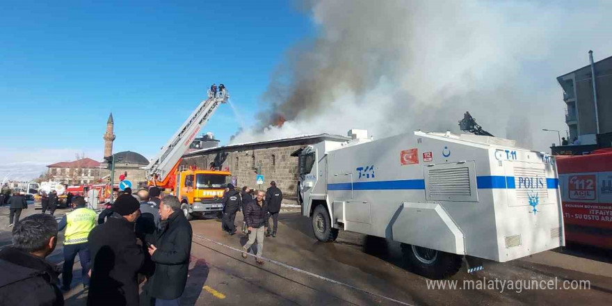 Erzurum’da tarihi binada çıkan yangın söndürüldü