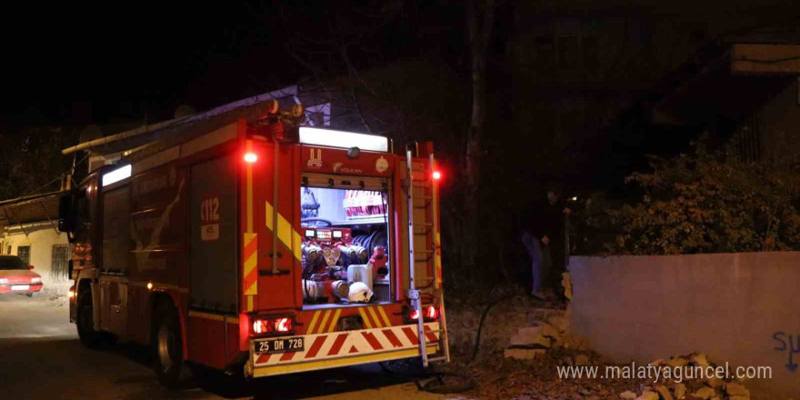 Erzurum’da tespih atölyesinde yangın: 1 itfaiye eri yaralandı