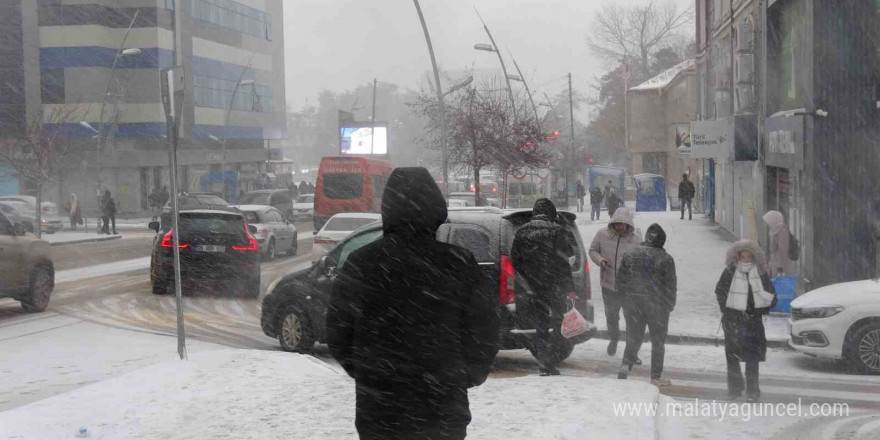 Erzurum’da yoğun kar yağışı etkili oluyor