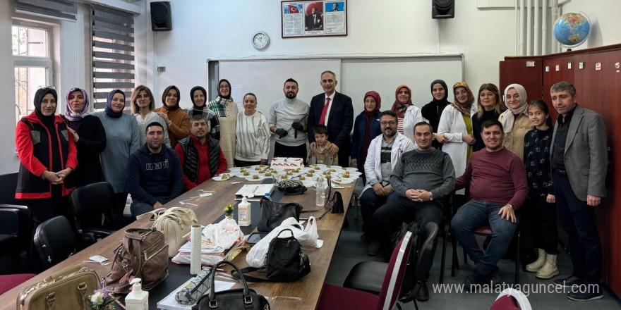 Erzurumlu tatlıcıdan 1000 öğretmene tatlı ve pasta ikramı