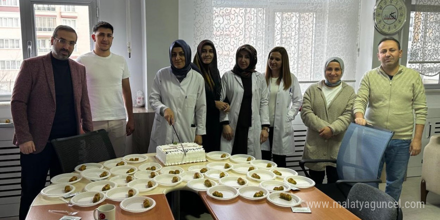 Erzurumlu tatlıcıdan 1000 öğretmene tatlı ve pasta ikramı