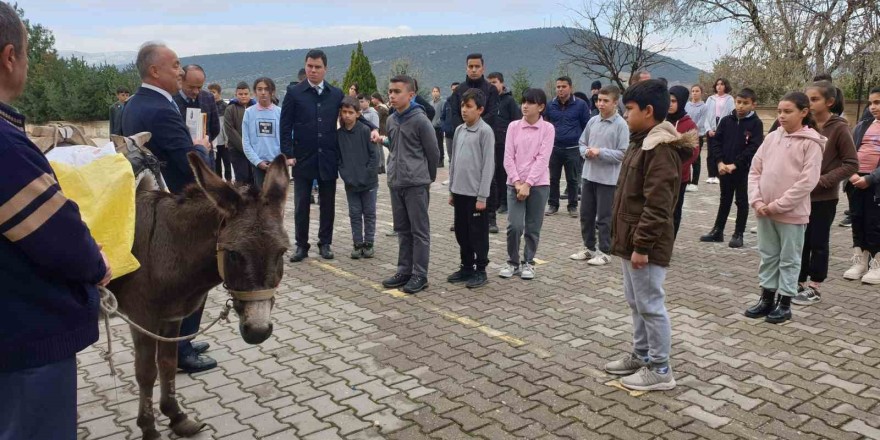 ’Eşekli Dostoyevski’ Bursa Orhaneli’de çocuklarla buluştu