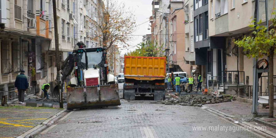 Esenyurt Belediyesi, tahrip olan yolları parke taşı çalışmalarıyla yeniliyor