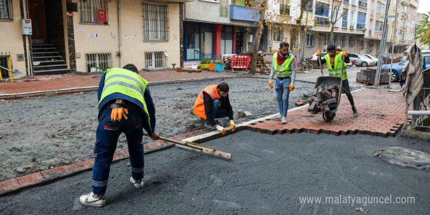 Esenyurt Belediyesi, tahrip olan yolları parke taşı çalışmalarıyla yeniliyor