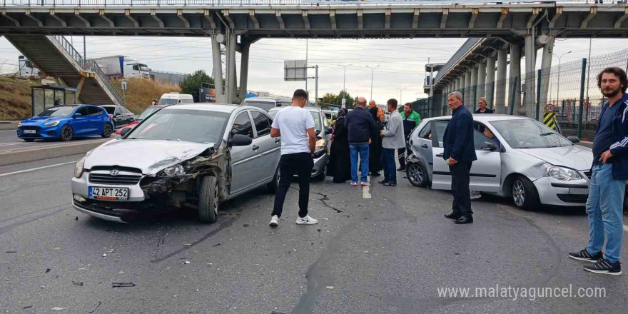 Esenyurt E-5 karayolunda 4 araç zincirleme kazaya karıştı: 1 yaralı