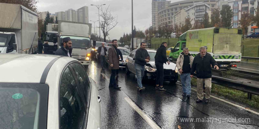 Esenyurt TEM Bağlantı yolunda yağmur sonrası zincirleme kaza