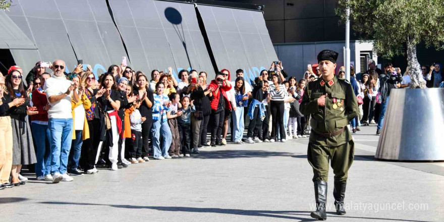 Esenyurt’ta 400 kişi Cumhuriyet’in 101. yılını zeybek oynayarak kutladı