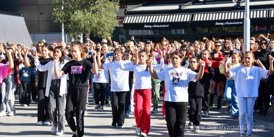 Esenyurt’ta 400 kişi Cumhuriyet’in 101. yılını zeybek oynayarak kutladı