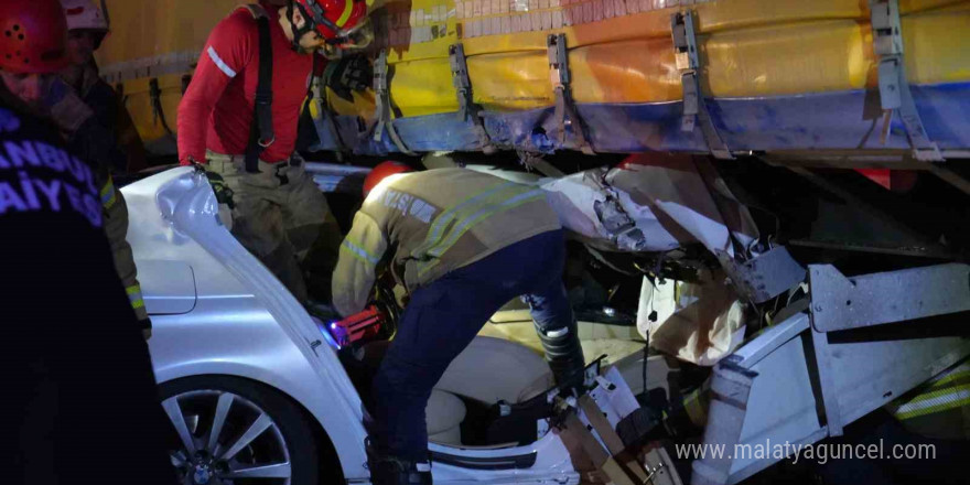 Esenyurt’ta feci kaza... Tırın altında kalan otomobil hurdaya döndü: 1 ağır yaralı