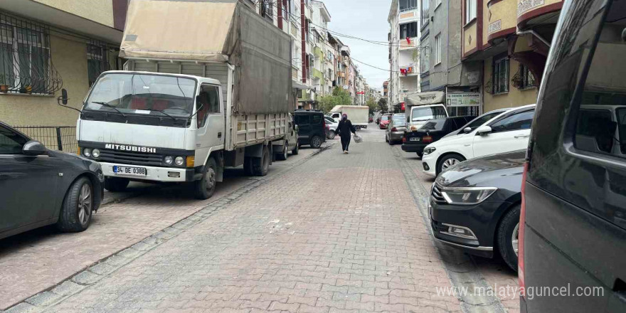 Esenyurt’ta iki komşu arasında park yeri kavgası: Demir çubukla aracın camlarını kırdı