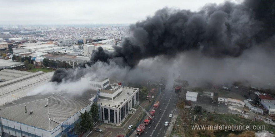 Esenyurt’ta sağlık malzemeleri üreten fabrikanın deposunda korkutan yangın