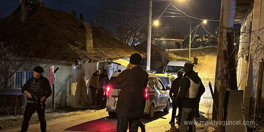 Eşini ve kayınbiraderini sokak ortasında pompalı tüfekle vurdu