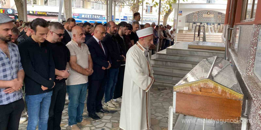 Eşinin dayısının otobüste katlettiği Enes toprağa verildi