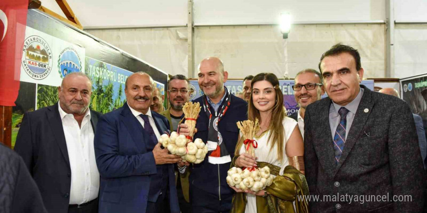 Eski Bakan Soylu, İstanbul’da vatandaşlara Taşköprü sarımsağı dağıttı