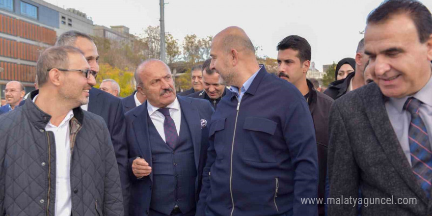 Eski Bakan Soylu, İstanbul’da vatandaşlara Taşköprü sarımsağı dağıttı