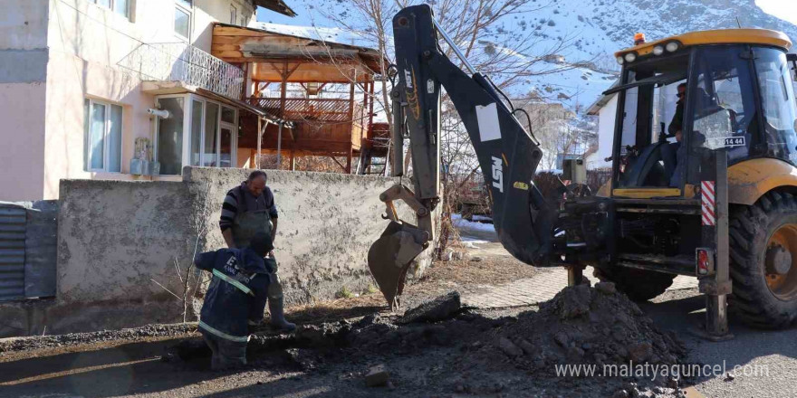 ESKİ ekipleri soğuk ve kışa rağmen çalışıyor