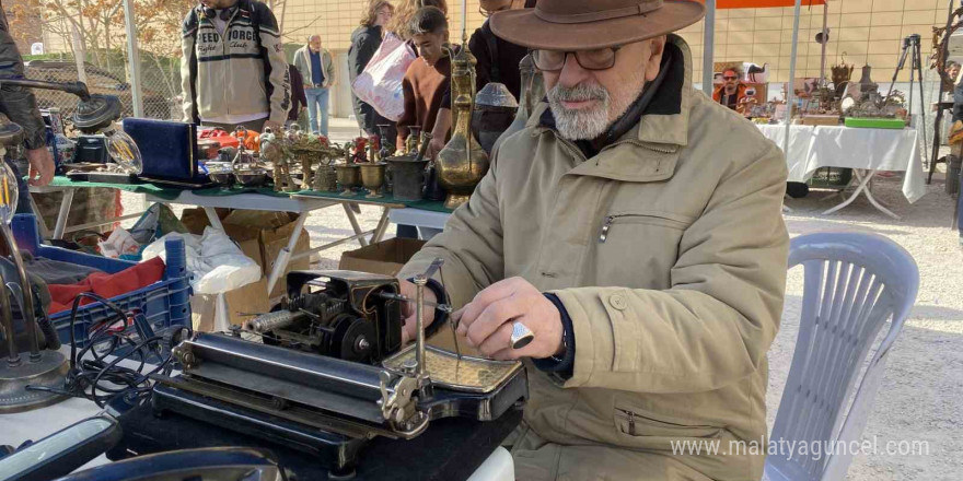 Eskişehir antika pazarında 1850 yapımı Alman daktilosu