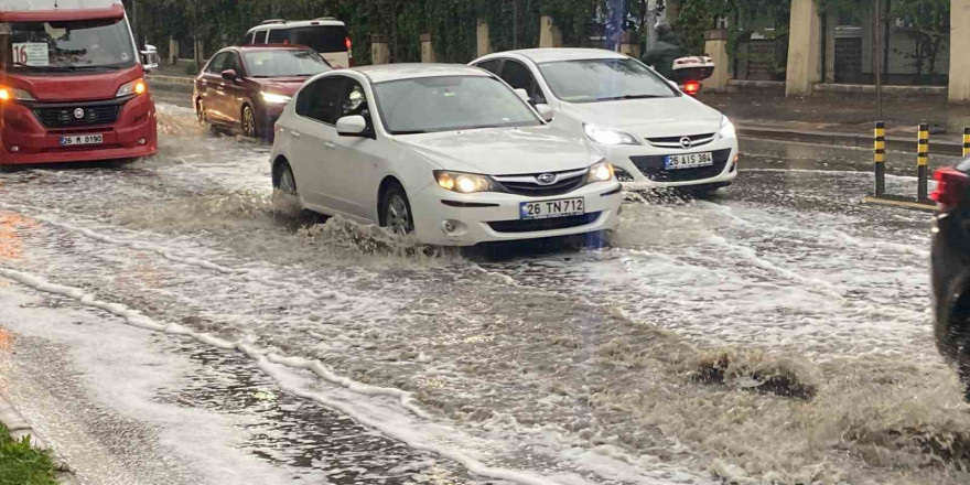 Eskişehir güne yağmurla uyandı