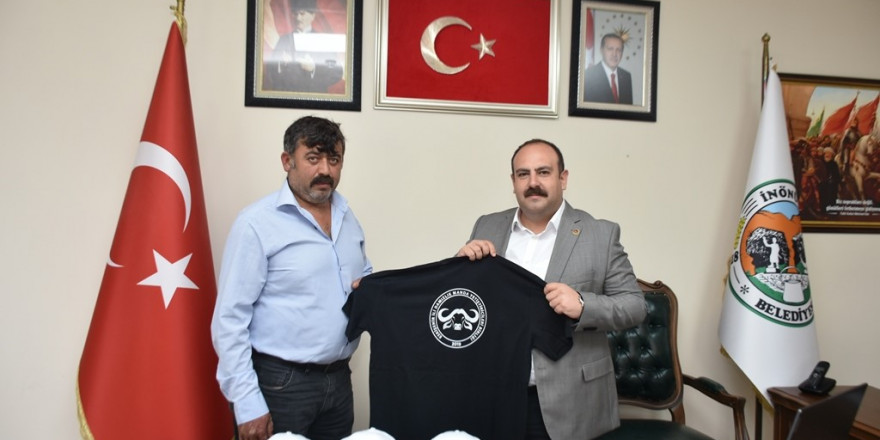 Eskişehir İnönü Belediyesi İnönülü Manda üreticilerine tişört ve şapka desteği verdi