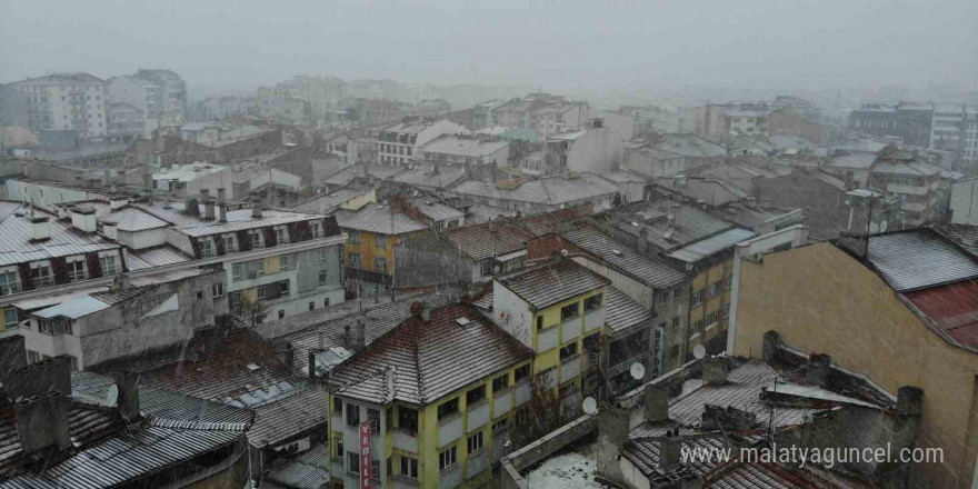 Eskişehir merkezine yılın ilk karı düştü, kent beyaza büründü