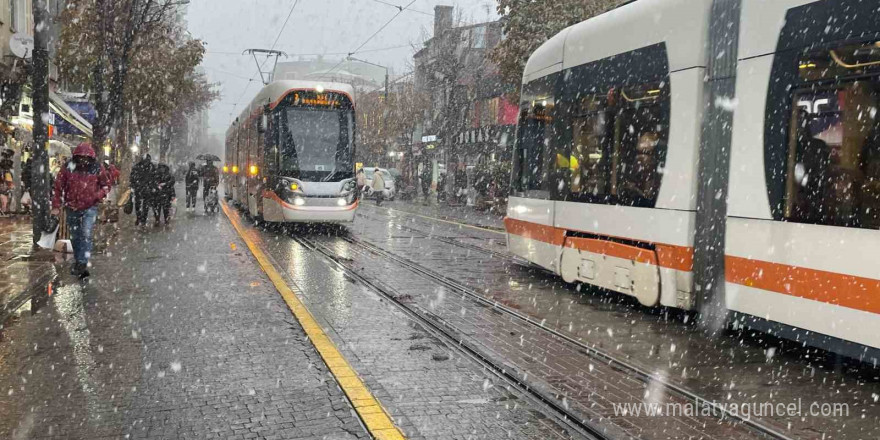 Eskişehir merkezine yılın ilk karı düştü, kent beyaza büründü