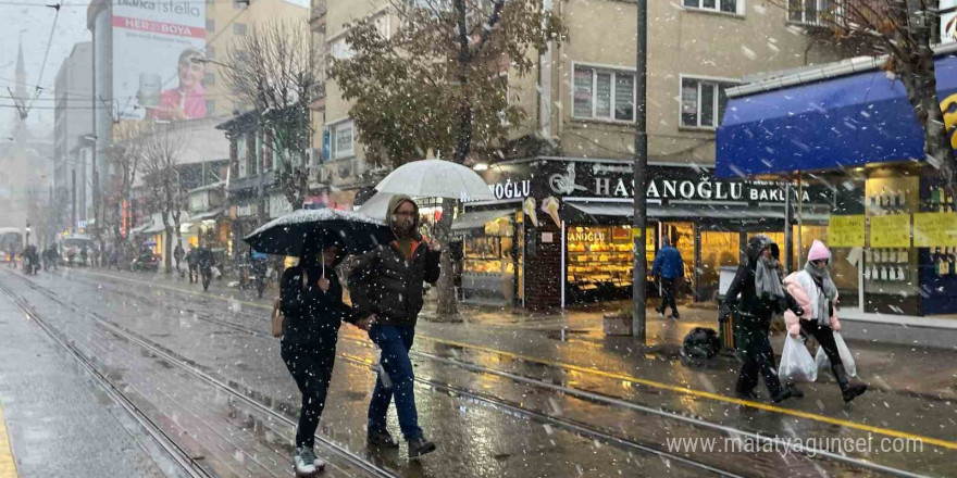 Eskişehir merkezine yılın ilk karı düştü, kent beyaza büründü