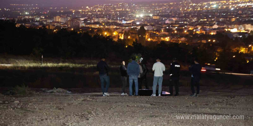 Eskişehir’de arazinin ortasına bırakılan tabut ve çelenk görenleri tedirgin etti