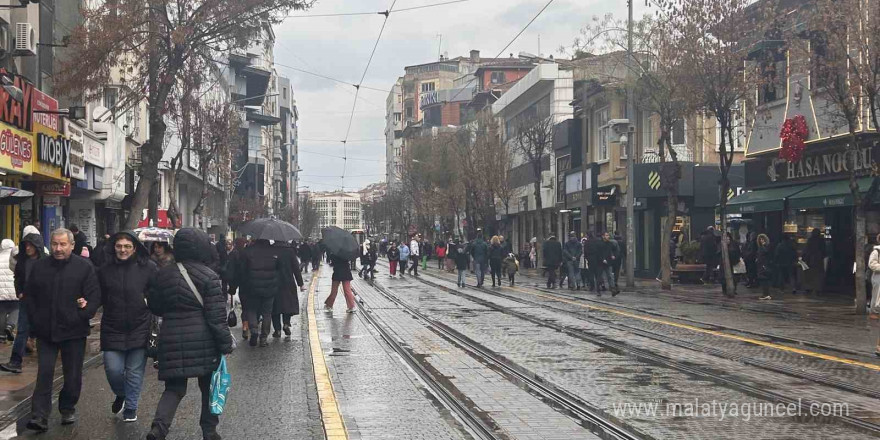 Eskişehir’de yağış vatandaşlara zor anlar yaşattı