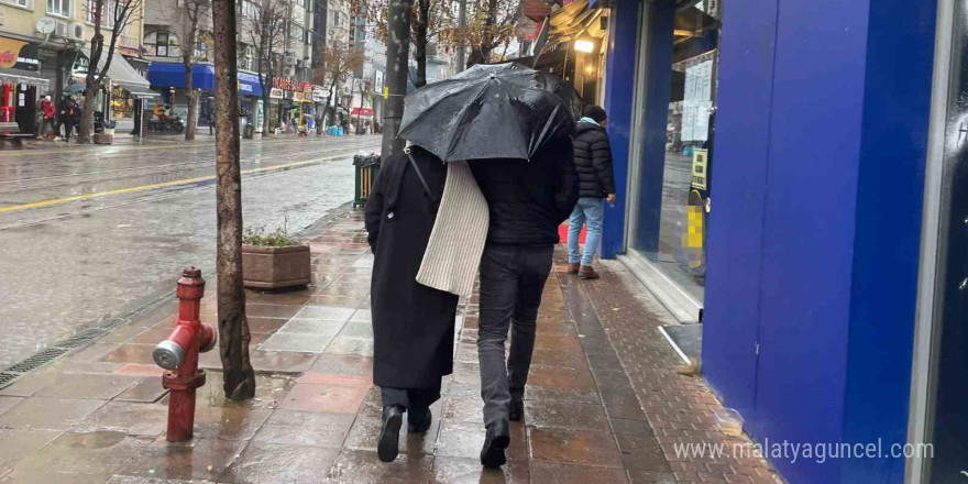 Eskişehir’de yağmur kent merkezinde yoğunluğu azalttı