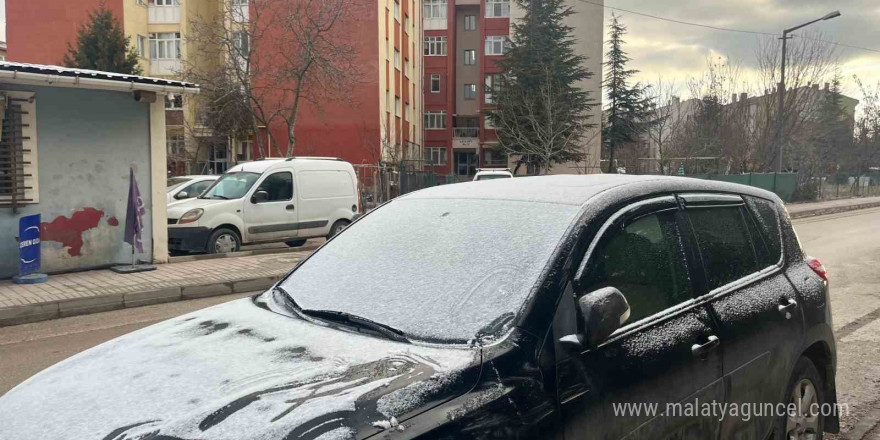 Eskişehir’in yüksek kesimlerindeki araçlar beyaza büründü